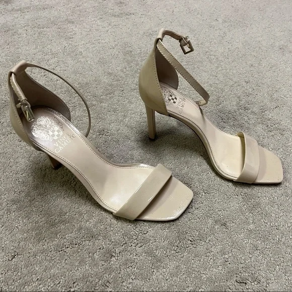 Vince Comuto! Like New!! Natural color/ patent leather sandals. 7.5 Worn twice. - Picture 3 of 8